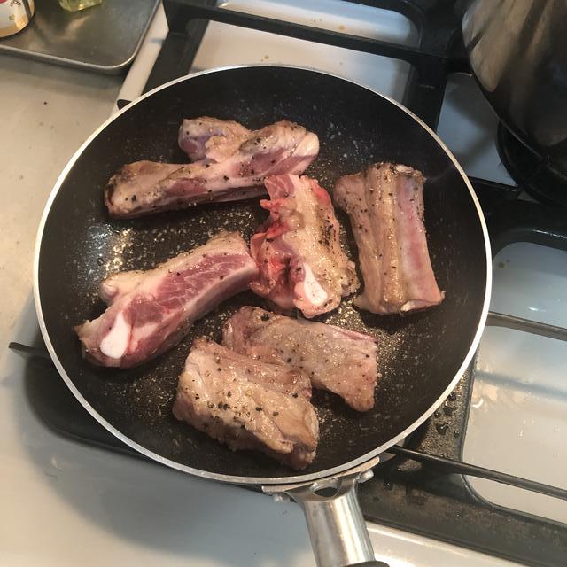 肉を焼く