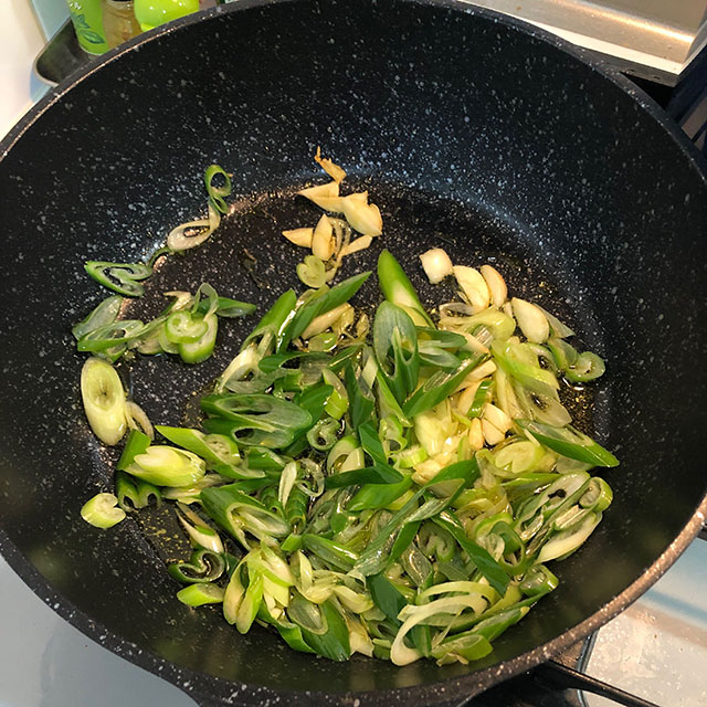 長ネギも炒める